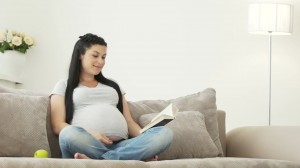 mujer-embarazada-leyendo